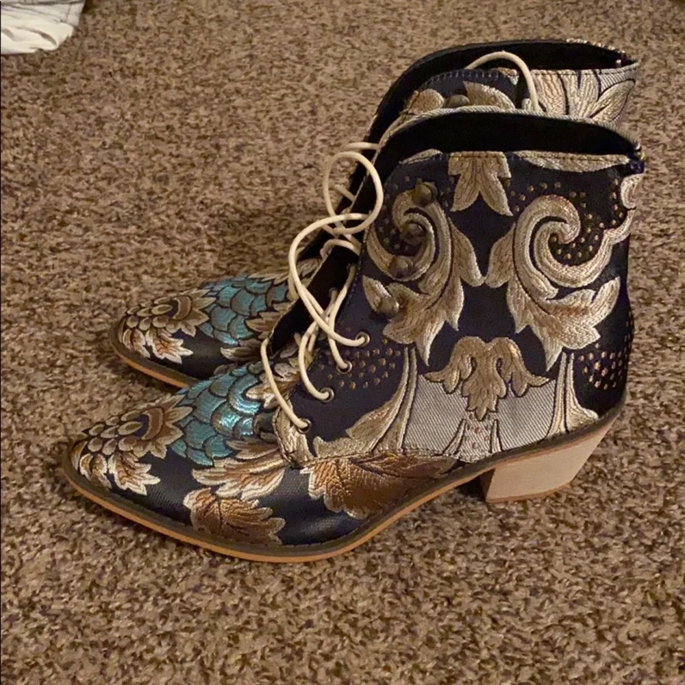 Patterned Boots. - Picture 2 of 4
